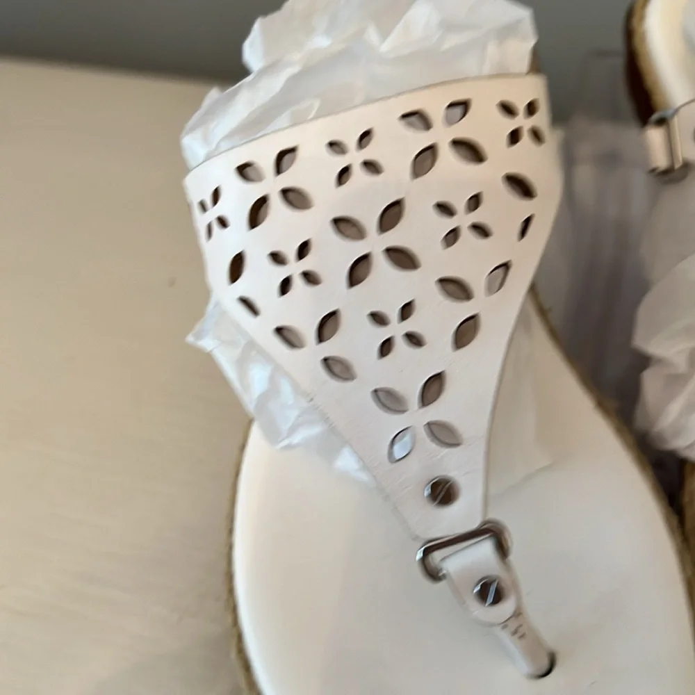 Michael Michael Kors White Laser Cut Triangle Thong Sandals Size 6